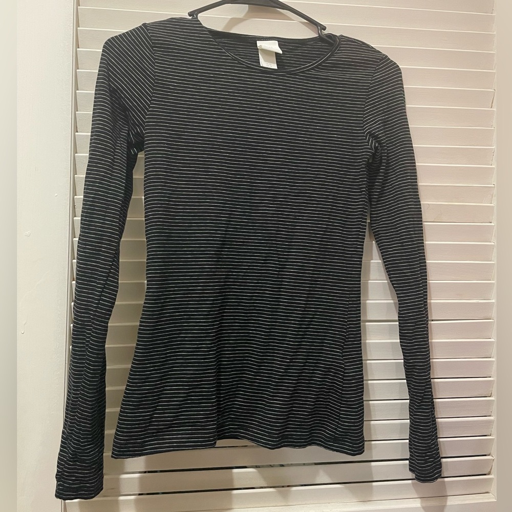 H&M Women’s Black and White striped crew neck EUC
